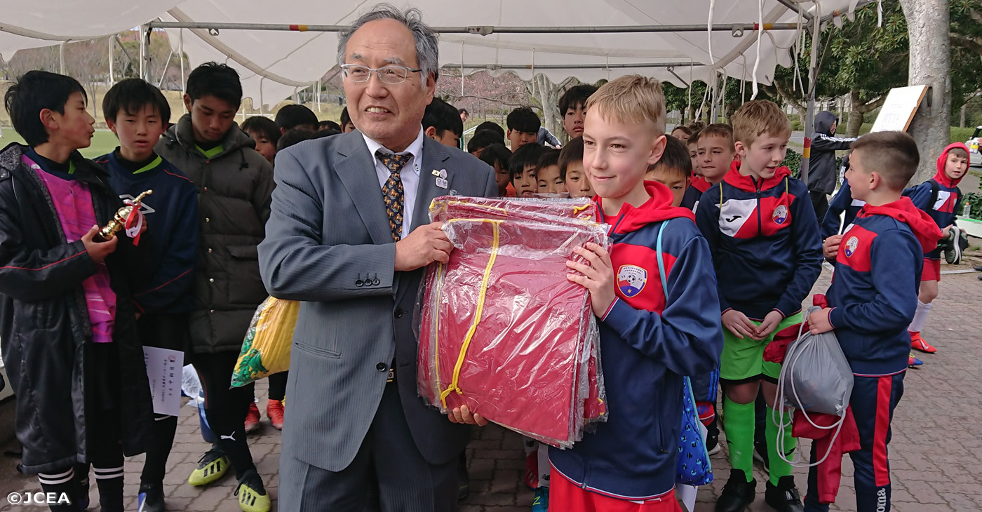 一般社団法人兵庫県サッカー協会の中桐会長と子供達
